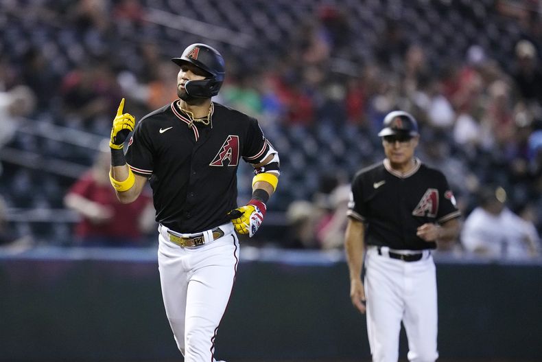El cubano Lourdes Gurriel Jr., de los Diamindbacks de Arizona, recorre las bases luego de conectar un jonrón el miércoles 6 de septiembre de 2023, ante los Rockies de Colorado (AP Foto/Ross D. Franklin)
