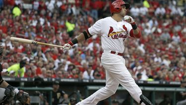 americateve | En esta foto del 3 de octubre de 2013, el boricua Carlos Beltr&aacute;n conecta un jonr&oacute;n de tres carreras con los Cardenales de San Luis frente a los Piratas de Pittsburgh. El jueves 19 de diciembre, Beltr&aacute;n y los Yanquis de Nueva York form