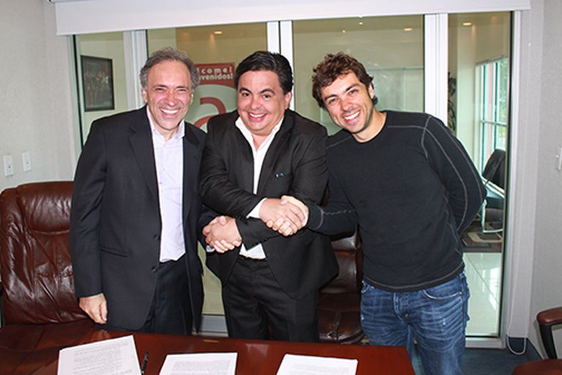 A solo dos años de la creación de la hora feliz de América TeVé, son muchos los que apuntan al Happy Hour como un show para compartir en familia junto a Carlucho y un elenco de reconocidos actores.