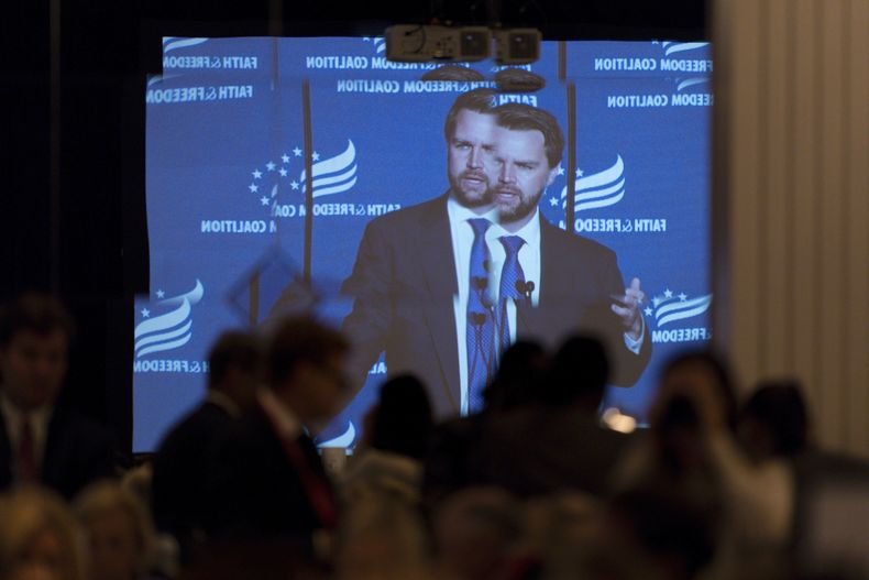 El candidato republicano a la vicepresidencia, el senador JD Vance, de Ohio, se ve en una colección de monitores mientras habla durante el desayuno religioso de la Coalición Fe y Libertad, el jueves 18 de julio de 2024, en Milwaukee. (Foto AP/Carolyn Kaster)