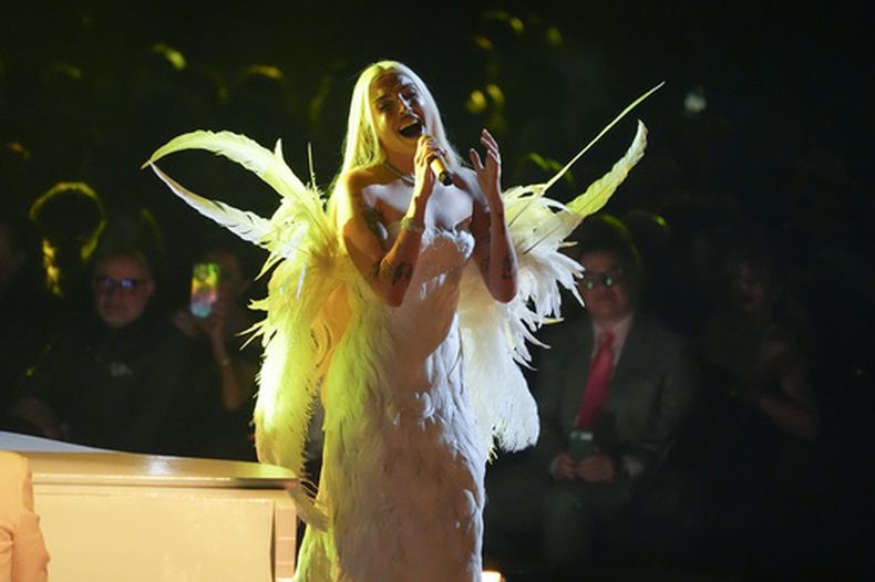 ARCHIVO - Elena Rose interpreta Me lo Merezco durante la entrega de los Latin Grammy 2025 el jueves 13 de noviembre de 2025 en el MGM Grand de Las Vegas. (Foto AP/Chris Pizzello)