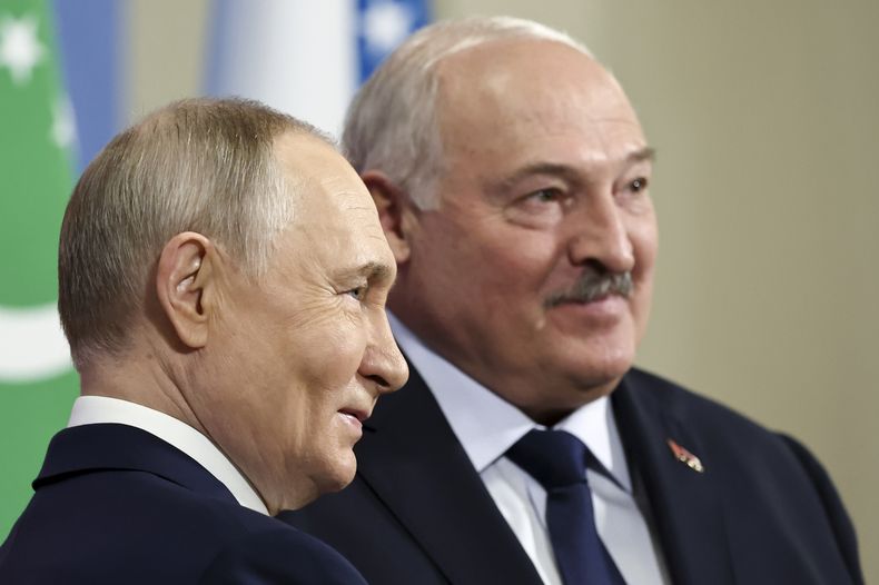 El presidente ruso, Vladímir Putin, a la izquierda, y el presidente de Bielorrusia, Alexander Lukashenko, posan para una foto durante la reunión de la Comunidad de Estados Independientes (CEI) en Igora, Rusia, el miércoles 25 de diciembre de 2024. (Alexander Kazakov, Sputnik, Kremlin Pool Photo vía AP)