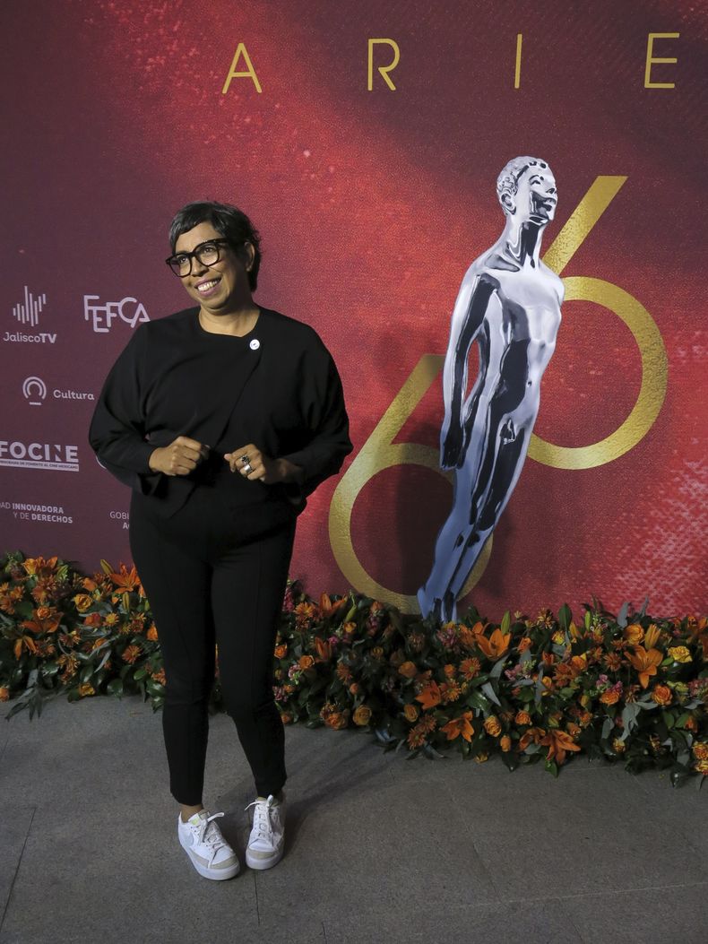 La cineasta mexicano-salvadoreña Tatiana Huezo, del documental El Eco, posa para fotógrafos a su llegada al encuentro de nominados de la 66a edición del Premio Ariel de la Academia Mexicana de Artes y Ciencias Cinematográficas, en la Ciudad de México, el miércoles 21 de agosto de 2024. (Foto AP/Berenice Bautista)