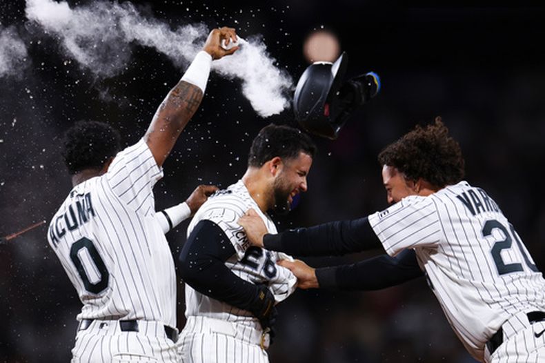 Edgar Quero, centro, de los Medias Blancas de Chicago, celebra con Miguel Vargas, derecha, y Luisangel Acuña (0), después de batear un sencillo productor decisivo en la 12ma entrada del juego de béisbol de Grandes Ligas, para dejar tendidos a los Yankees de Nueva York, el miércoles 29 de julio de 2026, en Chicago. (AP Foto/Jessie Alcheh)