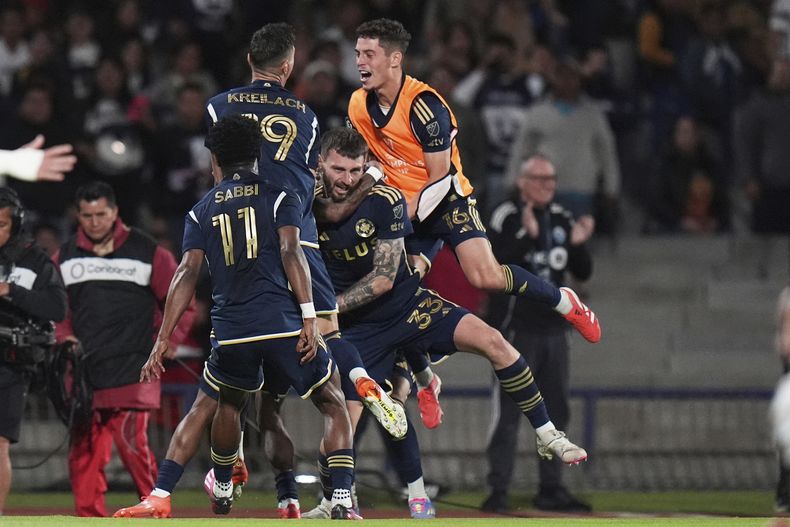 Tristan Blackmon, de los Whitecaps de Vancouver, es felicitado tras anotar ante Pumas de México, en los cuartos de final de la Copa de Campeones de la CONCACAF, el miércoles 9 de abril de 2025 (AP Foto/Eduardo Verdugo)