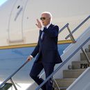 El presidente de Estados Unidos, Joe Biden, a su llegada al aeropuerto internacional John F. Kennedy, en Nueva York, el 7 de febrero de 2024. (AP Foto/Andrew Harnik)