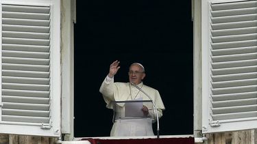 americateve | El papa Francisco saluda a los fieles que se congregaron en la plaza de San pedro el jueves 26 de diciembre de 2013. (Foto de AP/Gregorio Borgia)