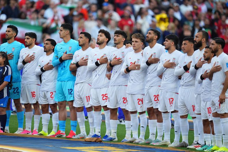 El equipo de Irán escucha su himno nacional antes del partido ante Egipto por el Grupo G del Mundial, el viernes 26 de junio de 2026, en Seattle. (AP Foto/Manu Fernandez)