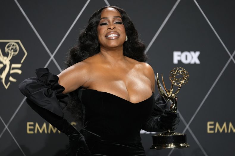 Niecy Nash-Betts ganadora del premio a mejor actriz de reparto en una serie limitada, antología o película para la televisión por Dahmer – Monster: The Jeffrey Dahmer Story posa en la sala de prensa de la 75a edición de los Premios Emmy el lunes 15 de enero de 2024 en el Teatro Peacock de Los Ángeles. (Foto AP/Ashley Landis)