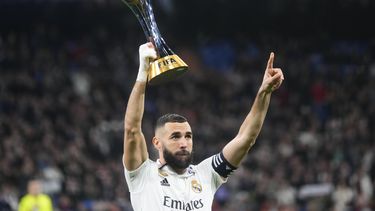 El Madrid golea a Elche y sigue a la caza del Barcelona