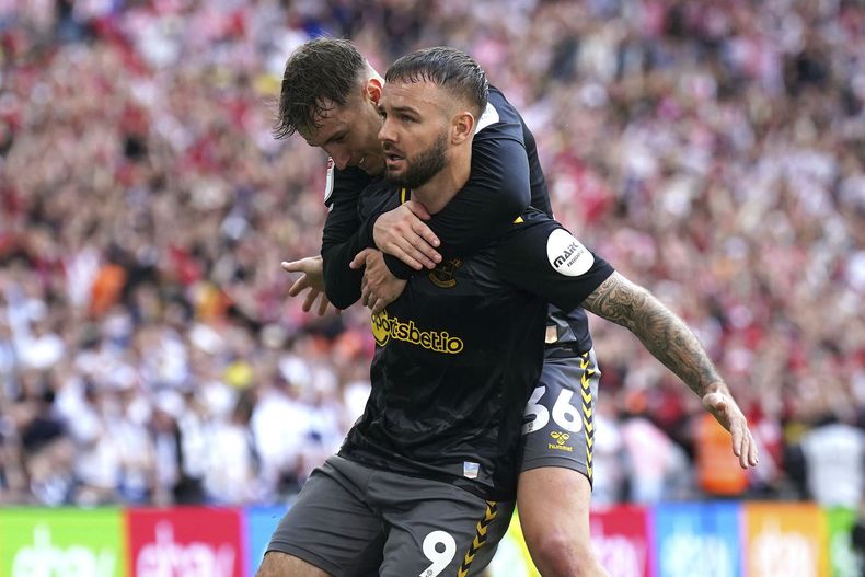 Adam Armstrong (9) celebra tras marcar el gol de Southampton en la victoria 1-0 ante Leeds en el playoff de ascenso a la Liga Premier, el domingo 26 de mayo de 2024. (Adam Davy/PA vía AP)