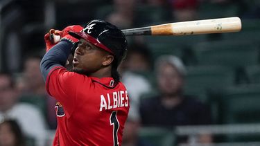 albies aporta doble y bravos se imponen a marlins