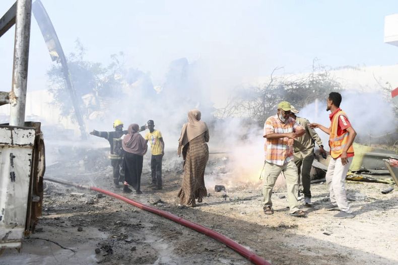 Rescatistas trabajan en el lugar donde se estrelló un helicóptero de la Unión Africana en el aeropuerto de Aden Adde en Mogadiscio, Somalia, el miércoles 2 de julio de 2025. (AP Foto)