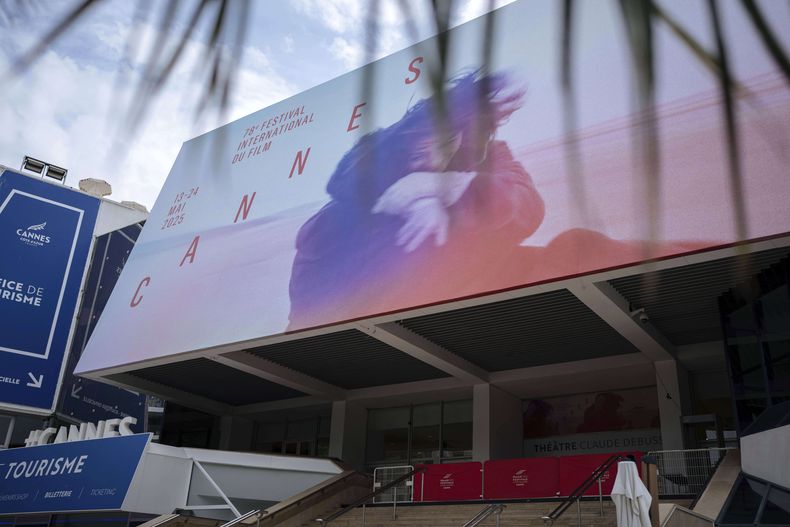 En la imagen, vista de la sede del Festival del Cine de Cannes antes del inicio de su 78va edición, en Cannes, Francia, el 11 de mayo de 2025. (AP Foto/Lewis Joly)