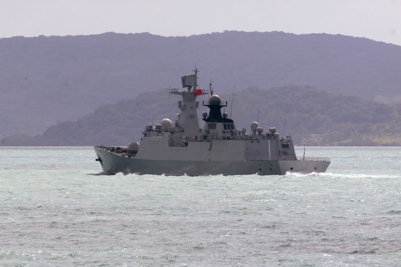 En esta foto proporcionada por la Fuerza Australiana de Defensa, la fragata Hengyang de clase Jiangkai del Ejército de Liberación Popular navega por el estrecho de Torres cerca de la costa australiana, el 11 de febrero de 2025. (Fuerza Australiana de Defensa via AP)