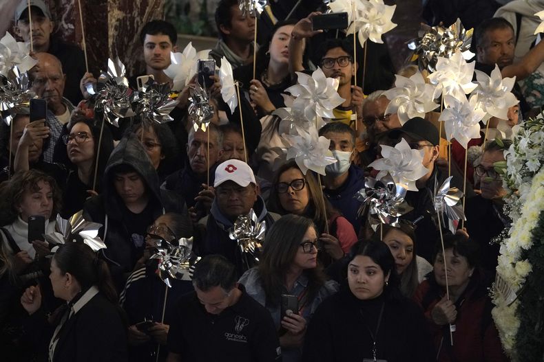 Personas asisten al funeral de la actriz mexicana Silvia Pinal en el Palacio de Bellas Artes, en la Ciudad de México, el sábado 30 de noviembre de 2024. Pinal, una actriz de la Época de Oro de cine mexicano de las décadas de 1940 y 1950 murió el jueves. Tenía 93 años. (Foto AP/Aurea Del Rosario)