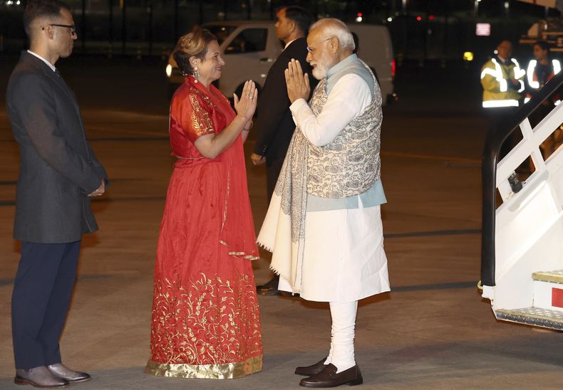 El primer ministro de India, Narendra Modi, derecha, es recibido por la política australiana Michelle Rowland, a la llegada de él al aeropuerto internacional de Sydney, el lunes 22 de mayo de 2023, para comenzar una visita de tres días a Australia. (Dave Gray/Foto compartida vía vía AP)