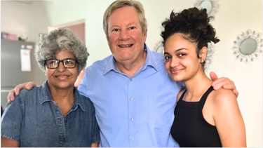 mike hammer visita a influencer cubana bajo presion estatal en la habana durante apagon