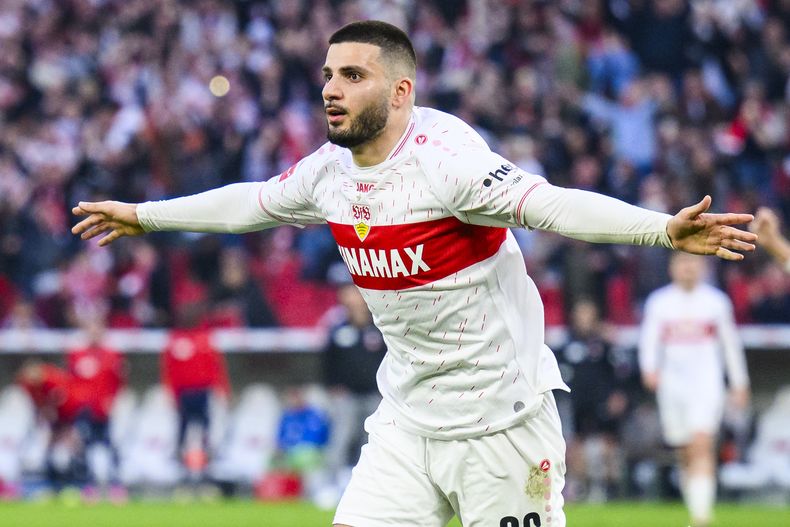 Deniz Undav celebra tras marcar el tercer gol de Stuttgart para el empate 3-3. contra Heidenheim en la Bundesliga, el domingo 31 de marzo de 2024. (Tom Weller/dpa vía AP)
