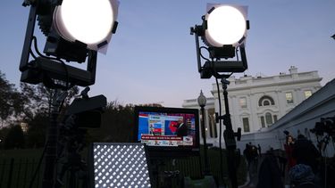 ARCHIVO - Medios colocado fuera de la Casa Blanca, el viernes 6 de noviembre de 2020, en Washington. (AP Foto/Evan Vucci, Archivo)