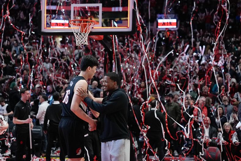 Yang Hansen, de los Trail Blazers de Portland, festeja tras la victoria sobre el Jazz de Utah, el viernes 13 de marzo de 2026 (AP Foto/Jenny Kane)