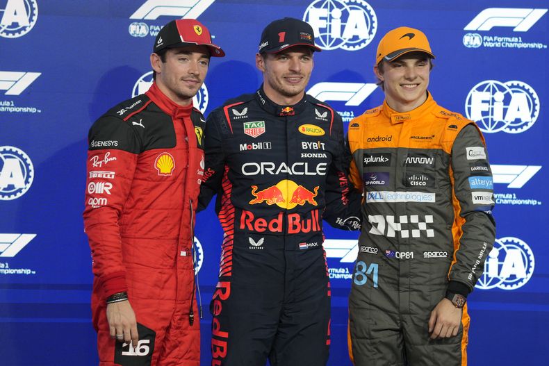 Charles Leclerc de Ferrari; Max Verstappen de Red Bull, quien se quedó con la primera posición en la parrilla para el Gran Premio de Abu Dhabi el domingo; y Oscar Piastri de McLaren posan tras la calificación el sábado 25 de noviembre del 2023. (AP Foto/Kamran Jebreili)