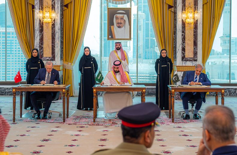 De izquierda a derecha, el presidente turco Recep Tayyip Erdogan, el príncipe heredero saudí Mohamed bin Salman y el primer ministro paquistaní Shehbaz Sharif firman un acuerdo de defensa tripartito, el viernes 7 de agosto de 2026, en La Meca, Arabia SaudÍ. (Saudi Press Agency vía AP)