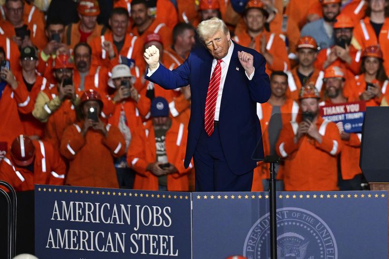 El presidente Donald Trump baila después de pronunciar un discurso en la planta siderúrgica de Steel Mon Valley Works, el viernes 30 de mayo de 2025, en West Mifflin, Pensilvania. (AP Foto/David Dermer)
