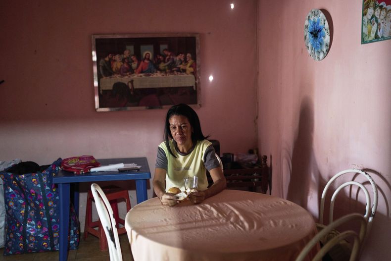 Alnilys Chirino desayuna un pan en su casa en Coro, Venezuela, el viernes 27 de junio de 2025. (AP Foto/Ariana Cubillos)