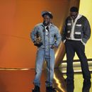 Kendrick Lamar, izquierda, recibe el premio a la grabación del año por Not Like Us durante la 67ª entrega anual de los Grammy el domingo 2 de febrero de 2025 en Los Ángeles. Mustard mira desde la derecha. (Foto AP/Chris Pizzello)