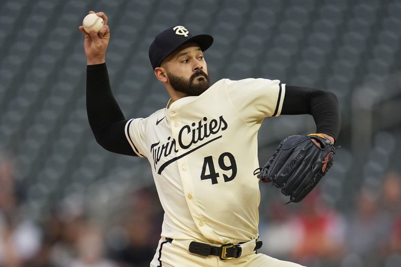 El venezolano Pablo López, abridor de los Mellizos de Minnesota, lanza en el juego del martes 10 de septiembre de 2024, ante los Angelinos de Los Ángeles (AP Foto/Abbie Parr)