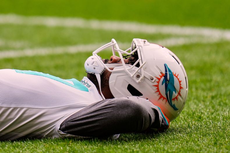 Jaylen Waddle (17), receptor de los Dolphins de Miami, durante la sesión de entrenamiento en Madrid, España, de cara al partido de la NFL en contra de los Commanders de Washington, el viernes 14 de noviembre de 2025. (AP Foto/Manu Fernandez)