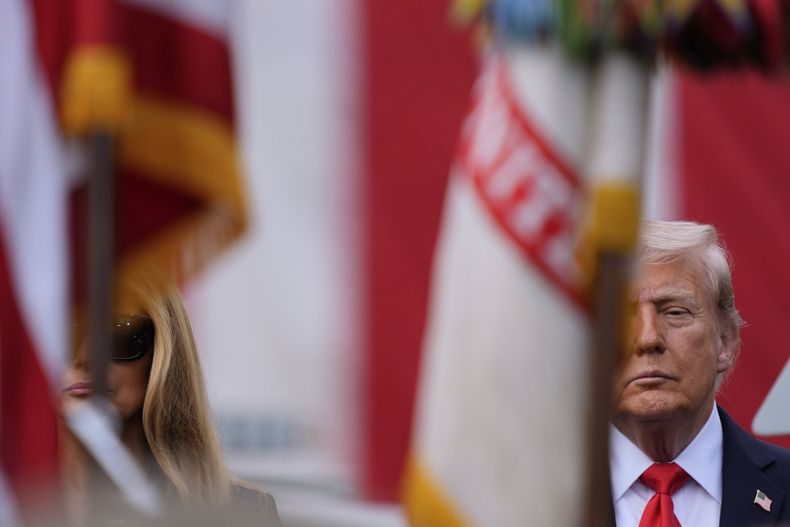 El presidente Donald Trump y la primera dama Melania Trump asisten a una ceremonia en el Pentágono para conmemorar el 24 aniversario de los ataques del 11 de septiembre, el jueves 11 de septiembre de 2025, en Washington. (AP Foto/Julia Demaree Nikhinson)