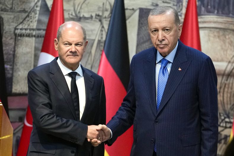 El presidente turco Recep Tayyip Erdogan (derecha) estrecha la mano del canciller alemán Olaf Scholz, luego de una conferencia de prensa en Estambul, Turquía, el sábado 19 de octubre de 2024. (AP Foto/Khalil Hamra)