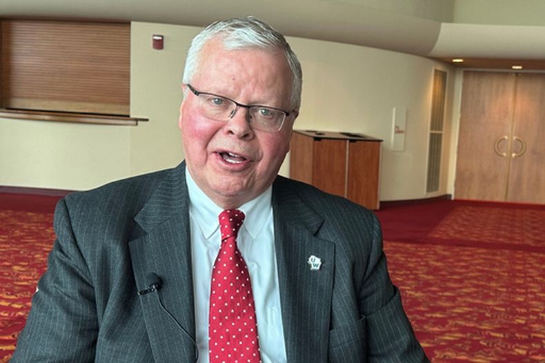 Jay Rothman, destituido como presidente de la Universidad de Wisconsin, en una entrevista con The Associated Press en Madison, Wisconsin, el 8 de abril del 2026. (AP foto/Scott Bauer)