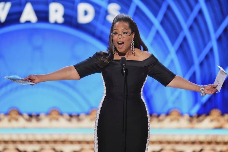 Oprah Winfrey presenta el premio a la mejor interpretación de una actriz en un papel principal en un musical durante los 78º Premios Tony el domingo 8 de junio de 2025 en el Radio City Music Hall de Nueva York.(Foto Charles Sykes/Invision/AP)