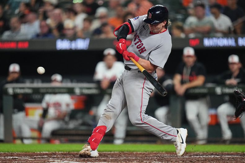 Adley Rutschman, de los Medias Rojas de Boston, conecta un jonrón en el sexto inning del juego ante los Orioles de Baltimore, el jueves 3 de septiembre de 2026 (AP Foto/Stephanie Scarbrough)