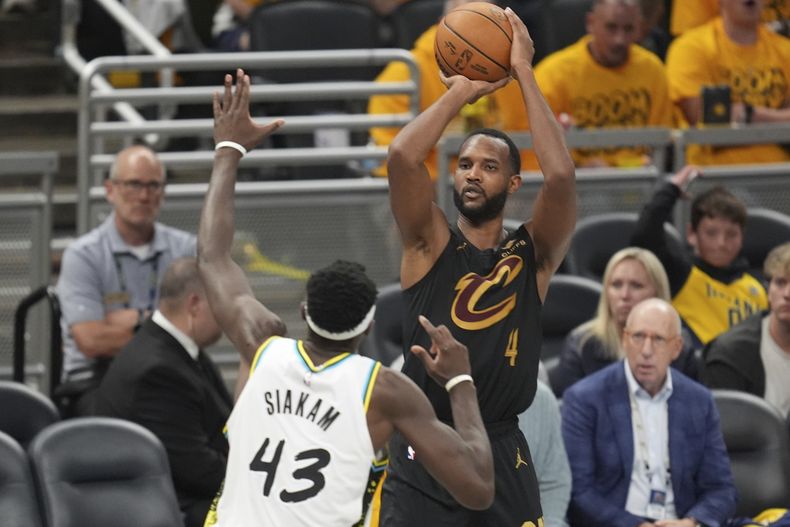 Evan Mobley, de los Cavaliers de Cleveland, dispara frente a Pascal Siakam, de los Pacers de Indiana, en el tercer partido de la semifinal de la Conferencia Este, el viernes 9 de mayo de 2025 (AP Foto/Michael Conroy)