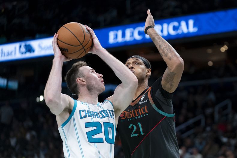 Gordon Hayward, de los Hornets de Charlotte, busca disparar frente a John Butler Jr., alero de los Wizards de Washington, en el partido del viernes 10 de noviembre de 2023 (AP Foto/Stephanie Scarbrough)