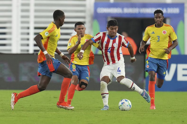 Diego León de Paraguay controla el balón frente a la defensa de Colombia en el Campeonato Sudamericano Sub-20 el martes 4 de febrero del 2025. (AP Foto/Ariana Cubillos)