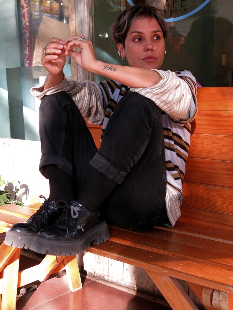 La cantautora chilena Rubio posa para un retrato durante una entrevista en la Ciudad de México, el viernes 11 de octubre de 2024. Rubio está nominada al Latin Grammy la categoría de mejor video musical versión larga por Nacimos llorando. (Foto AP/Berenice Bautista)