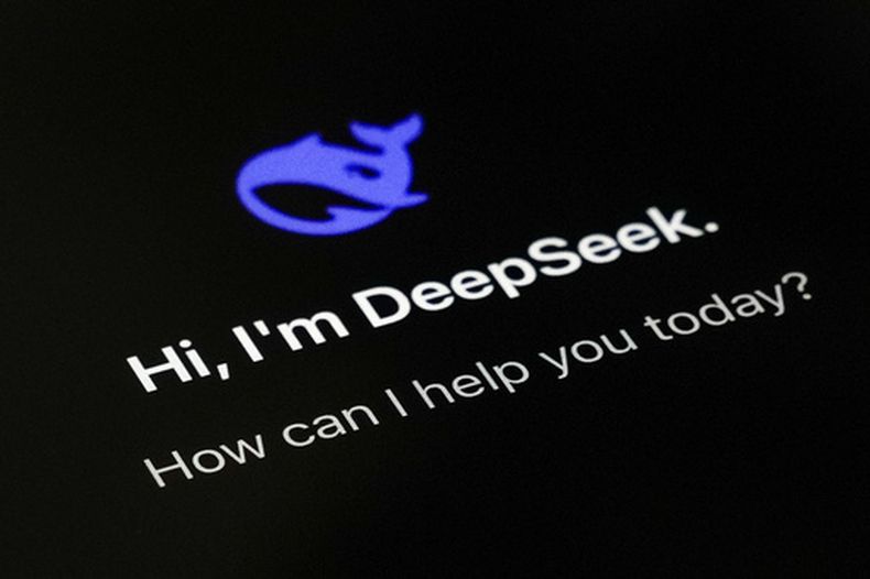 ARCHIVO - La pantalla de inicio de la app de DeepSeek vista en la pantalla de un smartphone wn Beijing, el 28 de enero de 2025. (AP Foto/Andy Wong, archivo)