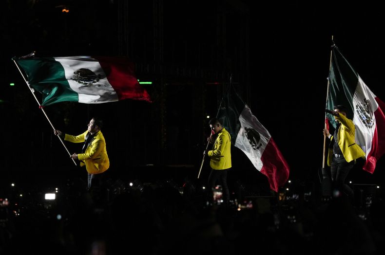 Los vocalistas de La Arrolladora Banda El Limón De René Camacho, durante su concierto en el primer día del festival Arre en la Ciudad de México el sábado 9 de septiembre de 2023. (Foto AP/Fernando Llano)