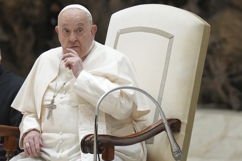 El papa Francisco asiste a su audiencia general en la sala Pablo VI del Vaticano, el miércoles 8 de enero de 2025. (AP Foto/Alessandra Tarantino)