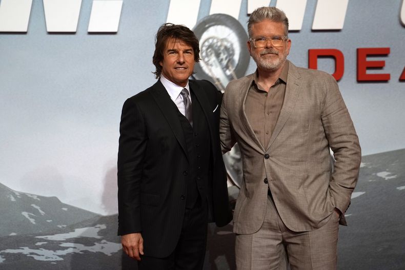 Tom Cruise, izquierda, y el director Christopher McQuarrie posan en el estreno de Mission Impossible, Dead Reckoning Part One en el Palacio de los Emiratos en Abu Dhabi, Emiratos Árabes Unidos el 26 de junio de 2023. (Foto AP/Kamran Jebreili)