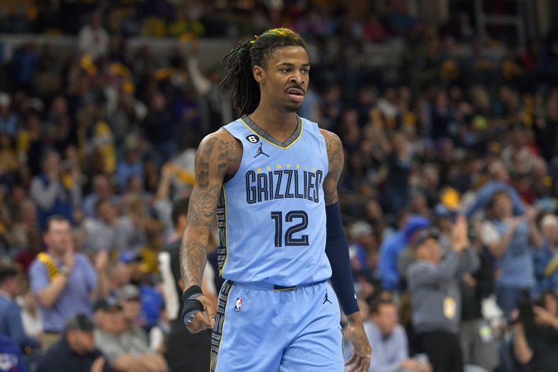ARCHIV0 - Foto dle 26 de abril del 2023, el base de los Grizzlies de Memphis Ja Morant en el juego 5 de la primera ronda de la postemporada ante los Lakers de Los Ángeles. (AP Foto/Brandon Dill, Archivo)