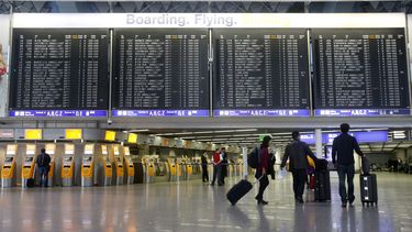 americateve | Una terminal casi vac&iacute;a en el aeropuerto de Frankfurt durante una huelga de empleados p&uacute;blicos el 27 de marzo de 2014. La aerol&iacute;nea alemana Lufthansa cancelar&aacute; 3.800 vuelos por un paro de tres d&iacute;as del sindicato de pilot