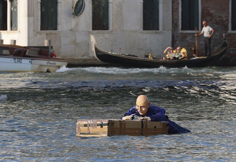 Un maniquí similar a Jeff Bezos flota en un canal en Venecia, Italia, el martes 24 de junio de 2025, previo a la boda de Bezos y Lauren Sánchez. (Click News via AP)