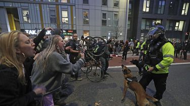 Los choques en una ciudad inglesa dejan 20 policías heridos