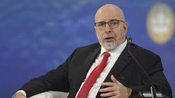 En esta imagen proporcionada por la Agency RIA Novosti, Dimitri Simes, autor, editor y analista político rusoestadounidense, hace una pregunta al presidente ruso Vladímir Putin durante una sesión plenaria del Foto Económico Internacional de San Petersburgo, Rusia, el 16 de junio de 2023. (Alexei Danichev/Photo host Agency RIA Novosti via AP)